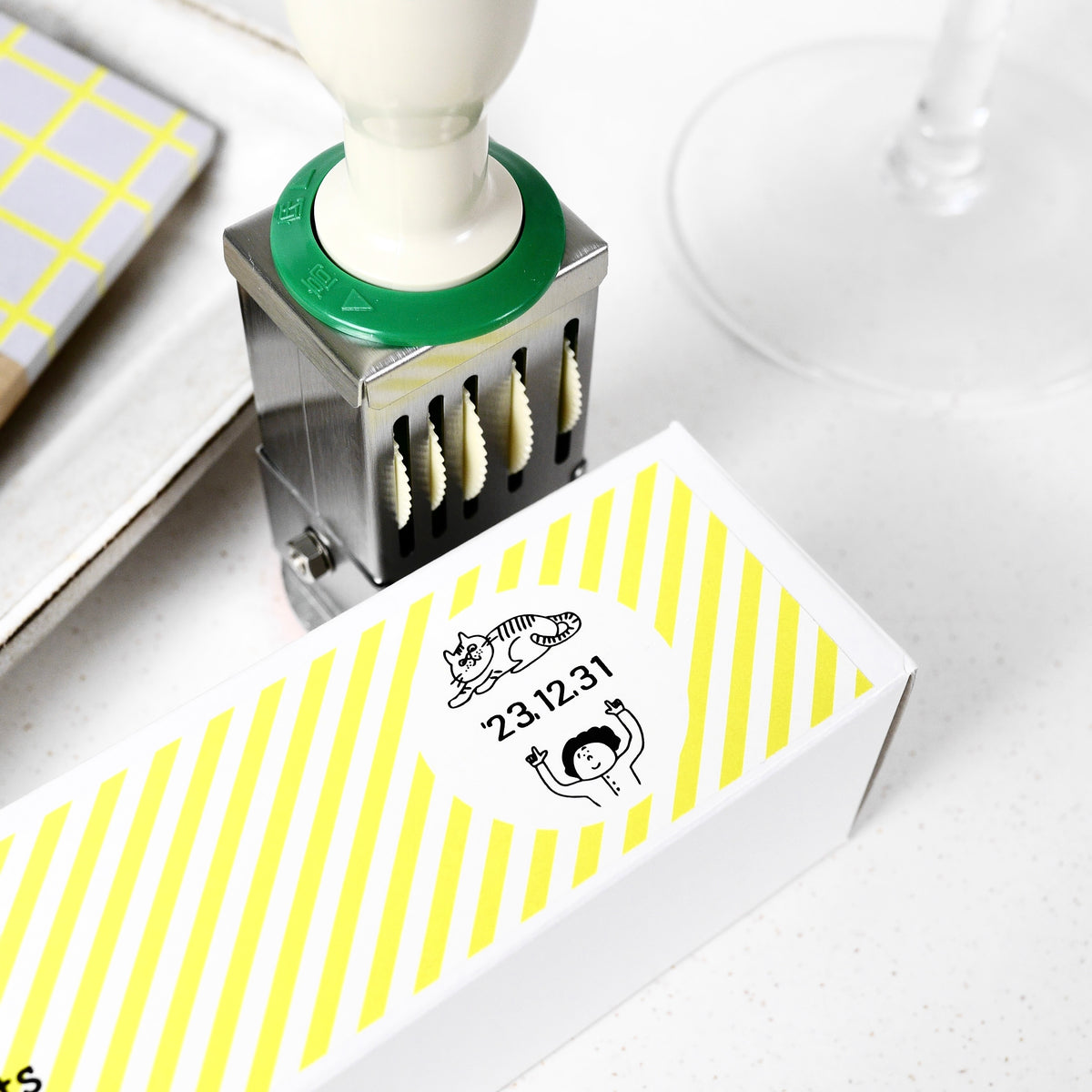 Pointing Cat 36mm - Rotating Date Stamp