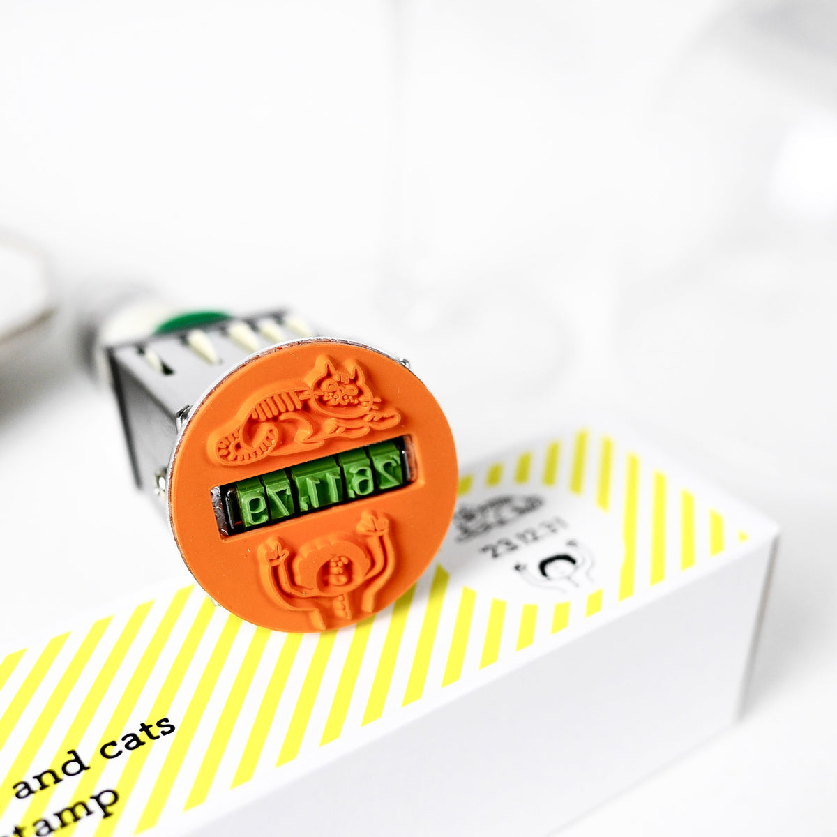 Pointing Cat 36mm - Rotating Date Stamp