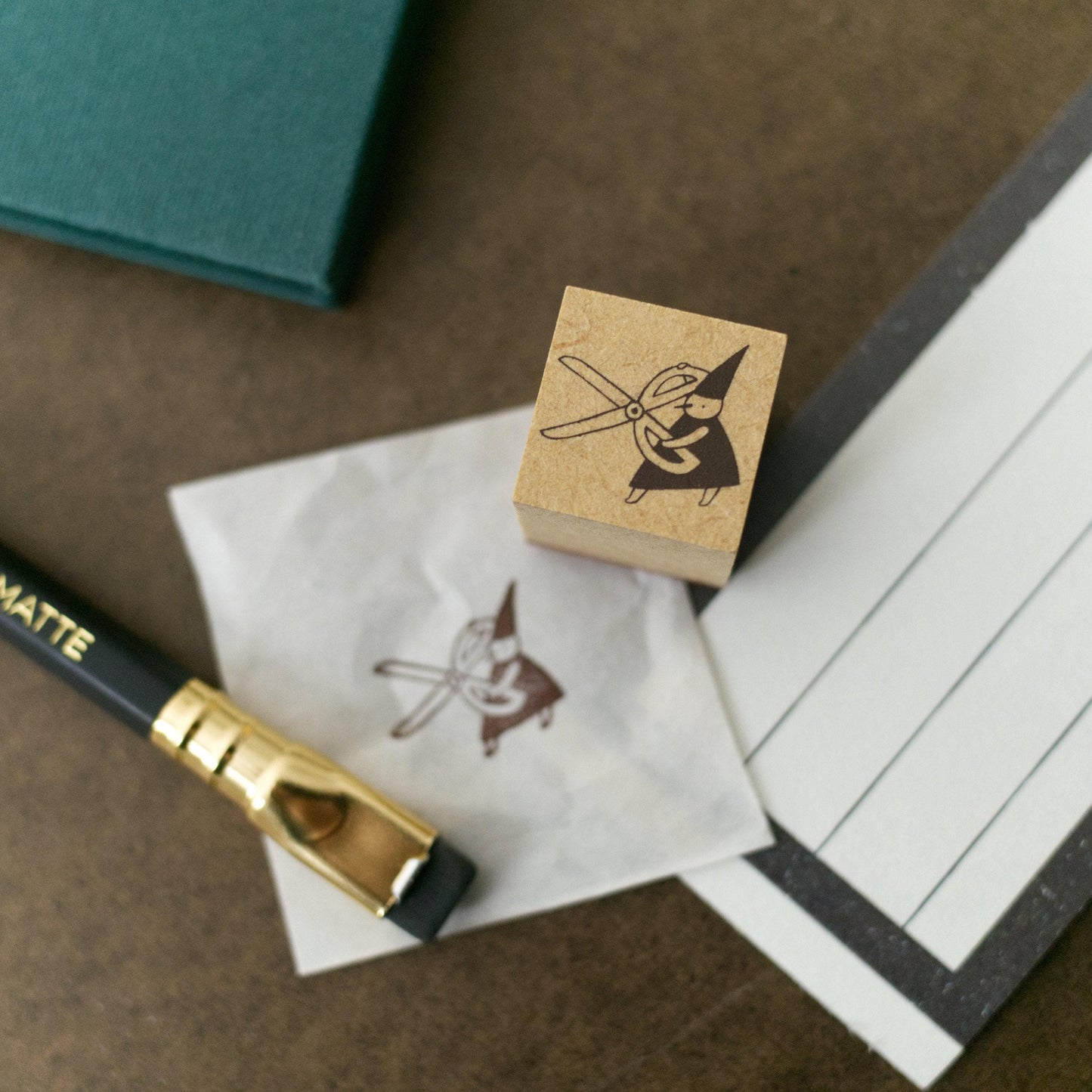 Stationery Fairy Brevpapir Nisse 'Scissors' - Wooden Stamp by Avocado Mori (Rare, Christmas gift)
