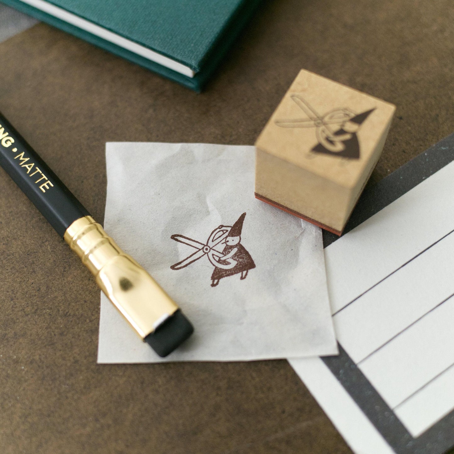 Stationery Fairy Brevpapir Nisse 'Scissors' - Wooden Stamp by Avocado Mori (Rare, Christmas gift)