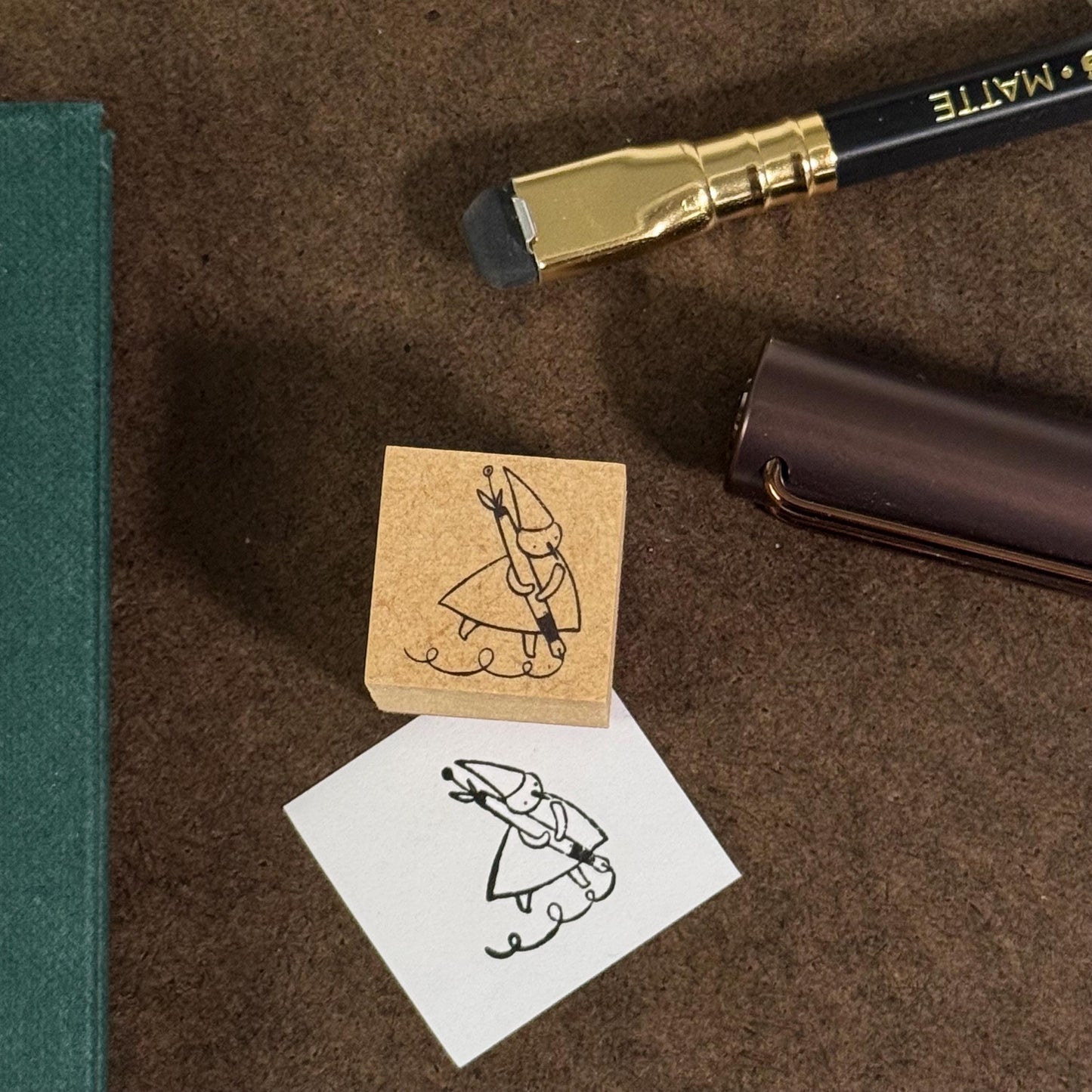Stationery Fairy Brevpapir Nisse 'Fountain Pen' - Wooden Stamp by Avocado Mori (Rare, Christmas gift)